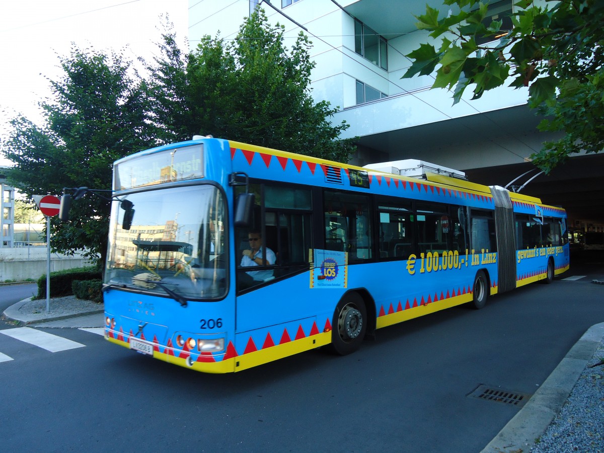 (128'567) - Linz Linien - Nr. 206/L 3206 B - Volvo Gelenktrolleybus am 10. August 2010 beim Bahnhof Linz