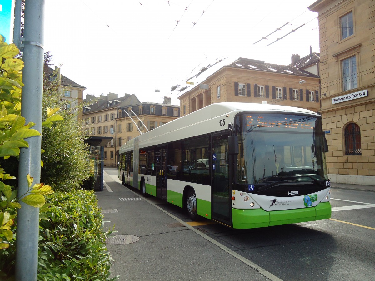 (129'526) - TN Neuchtel - Nr. 135 - Hess/Hess Gelenktrolleybus am 6. September 2010 in Neuchtel, Place Pury