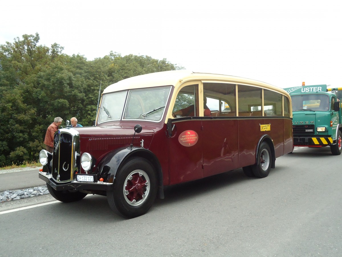 (129'904) - Sturzenegger, Bergdietikon - ZH 132'121 - Saurer/Saurer (ex Mazzoleni, Chur; ex Societ� Rabadan, Bellinzona; ex Faggio, Bellinzona) am 18. September 2010 in Castrisch, Schleps