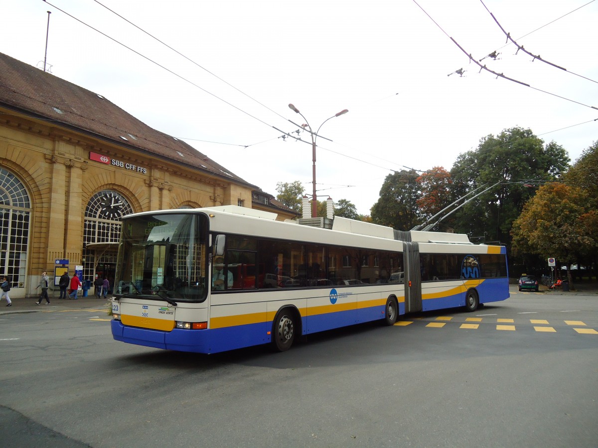 (130'164) - TC La Chaux-de-Fonds - Nr. 123 - NAW/Hess Gelenktrolleybus am 4. Oktober 2010 beim Bahnhof La Chaux-de-Fonds