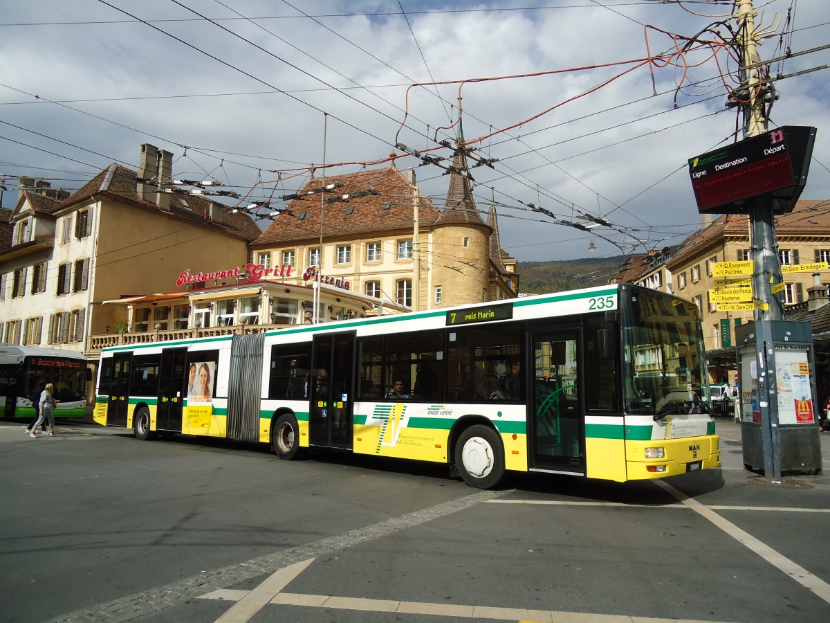 (130'216) - TN Neuch�tel - Nr. 235/NE 111'235 - MAN am 4. Oktober 2010 in Neuch�tel, Place Pury