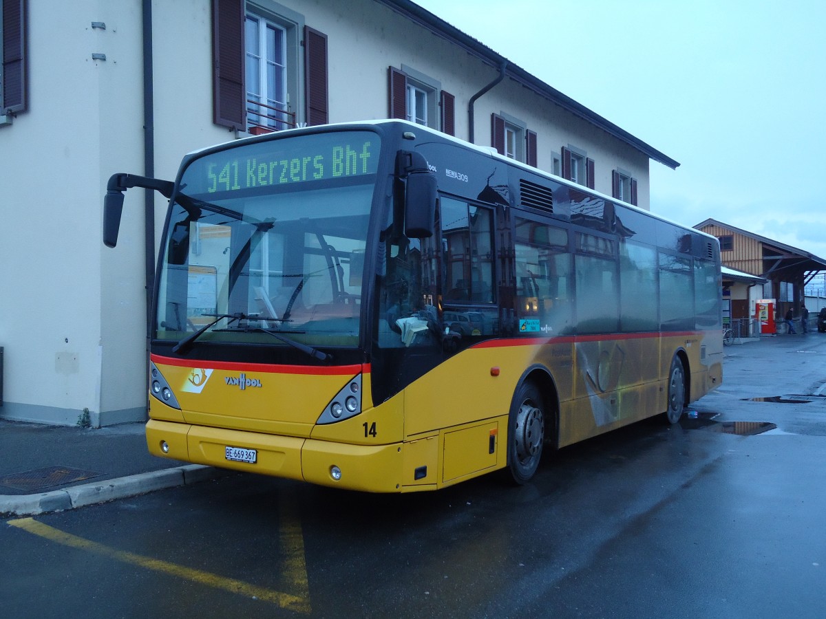 (131'111) - Klopfstein, Laupen - Nr. 14/BE 669'367 - Van Hool (ex STB Laupen) am 26. November 2010 beim Bahnhof D�dingen