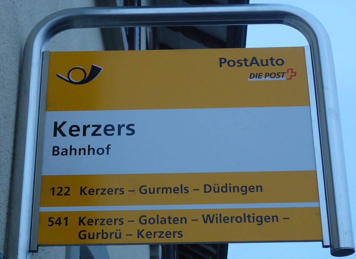 (131'113) - PostAuto_Haltestellenschild - Kerzers, Bahnhof - am 26. November 2010