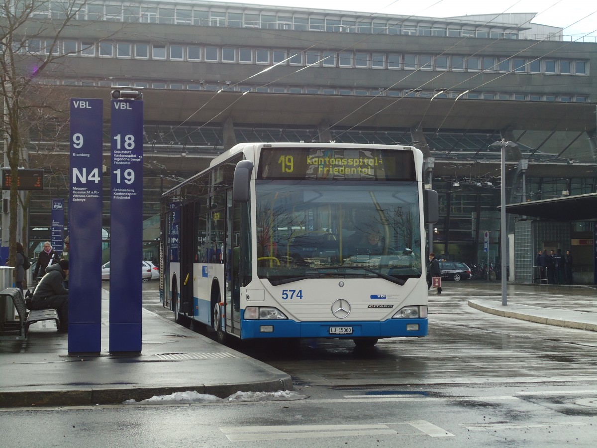 (131'412) - VBL Luzern - Nr. 574/LU 15'060 - Mercedes am 8. Dezember 2010 beim Bahnhof Luzern