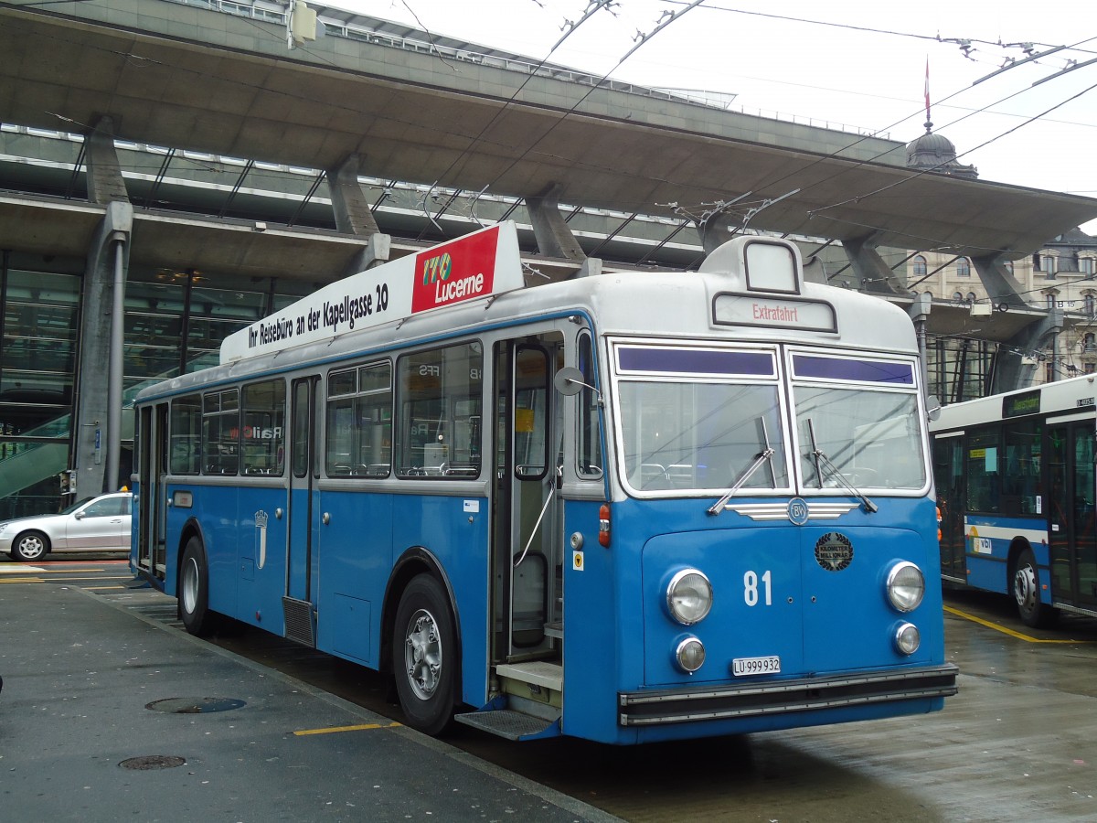 (131'432) - VBL Luzern - Nr. 81/LU 999'932 - FBW/Hess am 8. Dezember 2010 beim Bahnhof Luzern