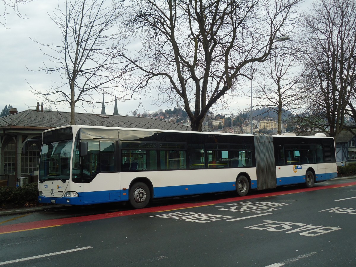 (131'435) - VBL Luzern - Nr. 139/LU 199'439 - Mercedes am 8. Dezember 2010 beim Bahnhof Luzern