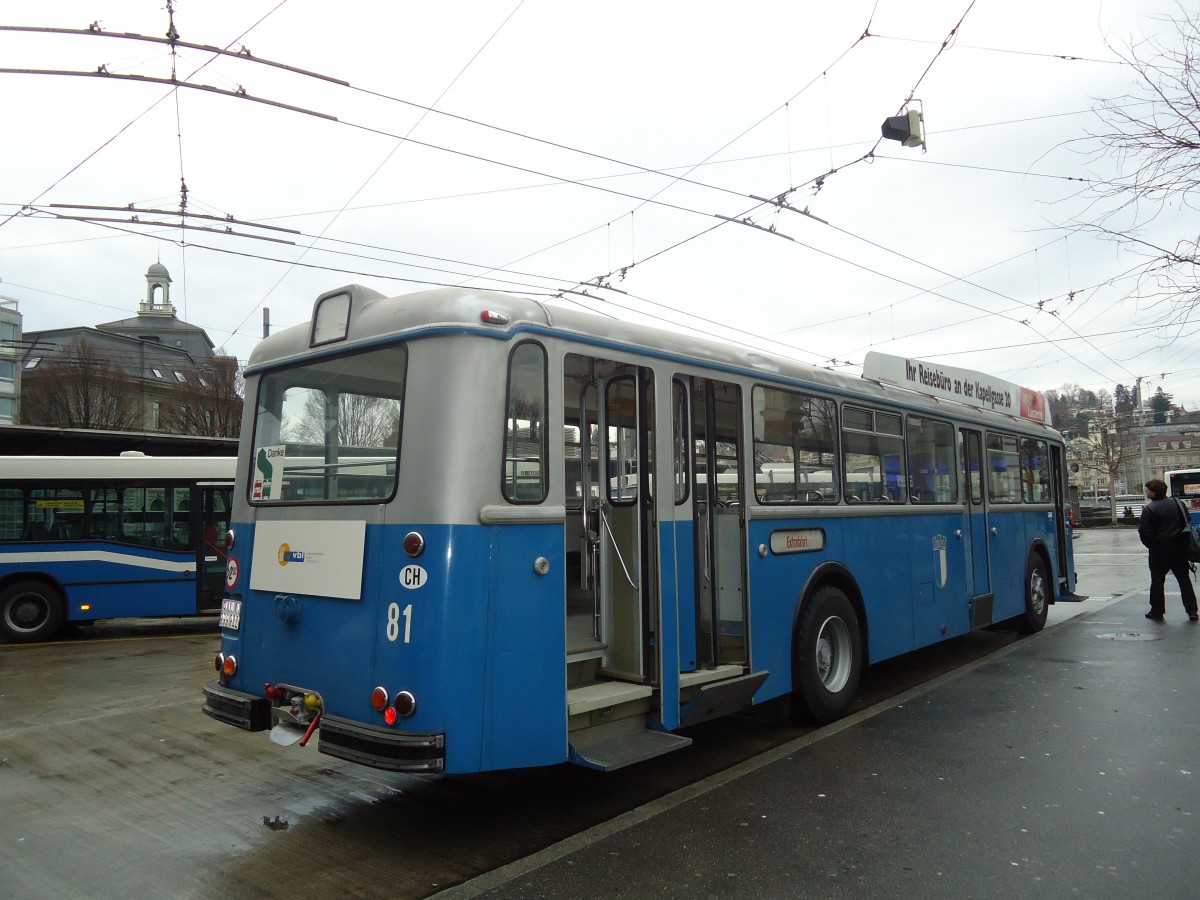 (131'440) - VBL Luzern - Nr. 81/LU 999'932 - FBW/Hess am 8. Dezember 2010 beim Bahnhof Luzern