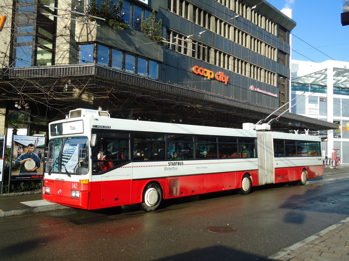 (131'516) - SW Winterthur - Nr. 142 - Mercedes Gelenktrolleybus am 9. Dezember 2010 beim Hauptbahnhof Winterthur