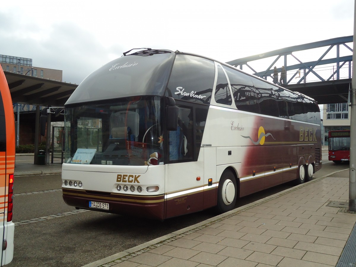 (131'571) - Beck, Mannheim - MA-DB 578 - Neoplan am 11. Dezember 2010 beim Bahnhof Freiburg