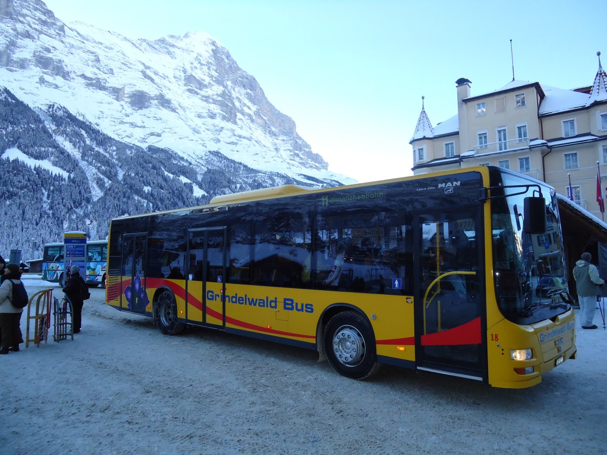 (131'863) - AVG Grindelwald - Nr. 18/BE 382'871 - MAN/Gppel am 31. Dezember 2010 beim Bahnhof Grindelwald