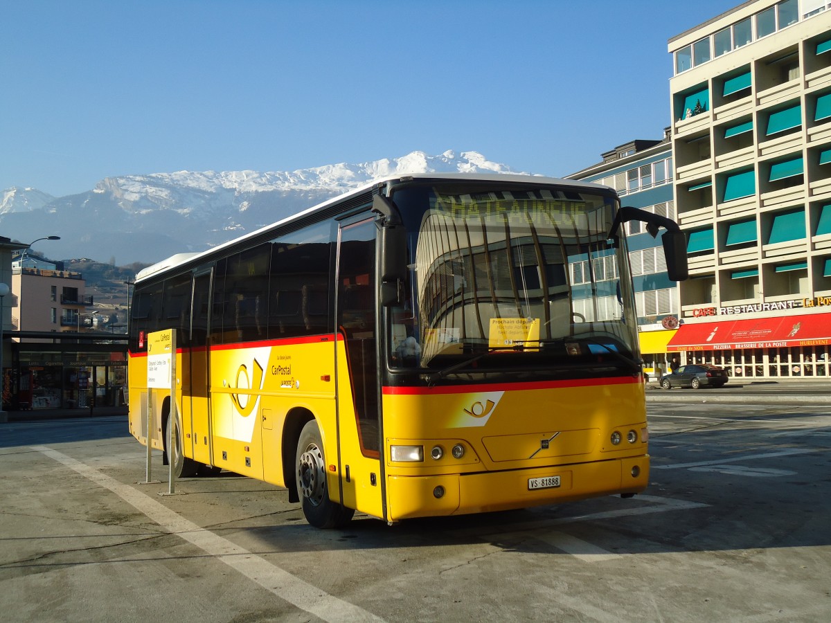(131'970) - Ev�quoz, Erde - VS 81'888 - Volvo am 2. Januar 2011 beim Bahnhof Sion