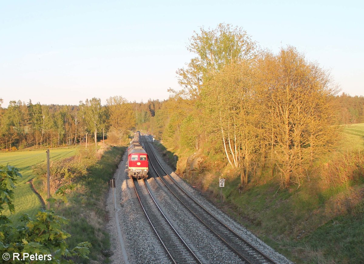 132 068 + 232 238 mit dem vollen Kesselzug DGS 56297 Bitterfeld - Neustadt/Donau kurz vor Reuth bei Erbendorf. 17.05.20