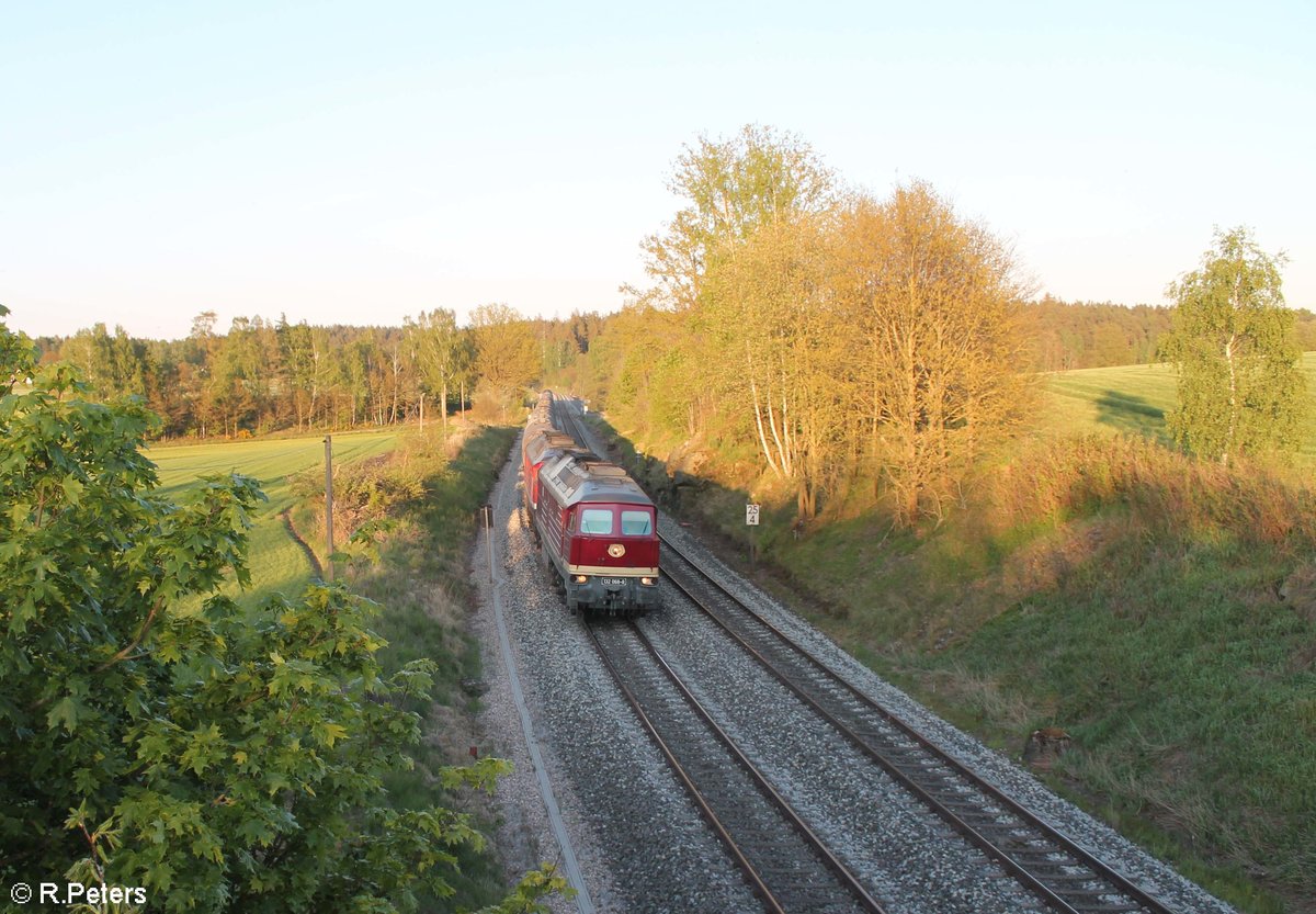 132 068 + 232 238 mit dem vollen Kesselzug DGS 56297 Bitterfeld - Neustadt/Donau kurz vor Reuth bei Erbendorf. 17.05.20