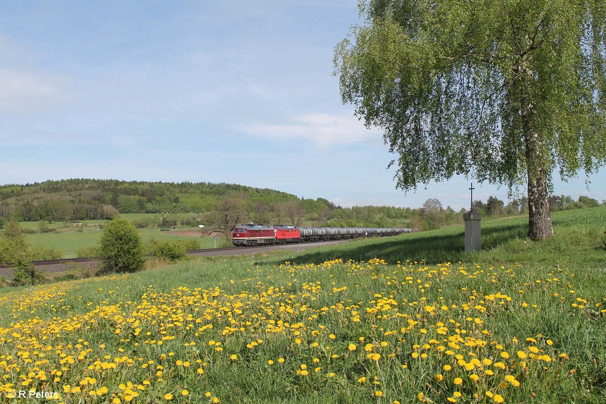 132 109 und 232 673 mit dem Kesselzug aus Sand zurück nach Stendal kurz vor Marktredwitz. 16.05.17