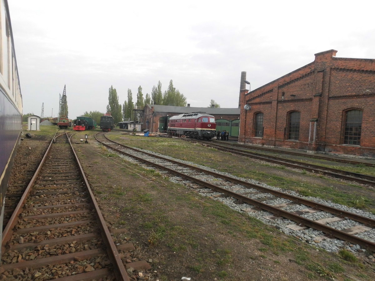 132 158 der LEG auf der Drehscheibe des Bw Sta�furt  am 7.5.17
