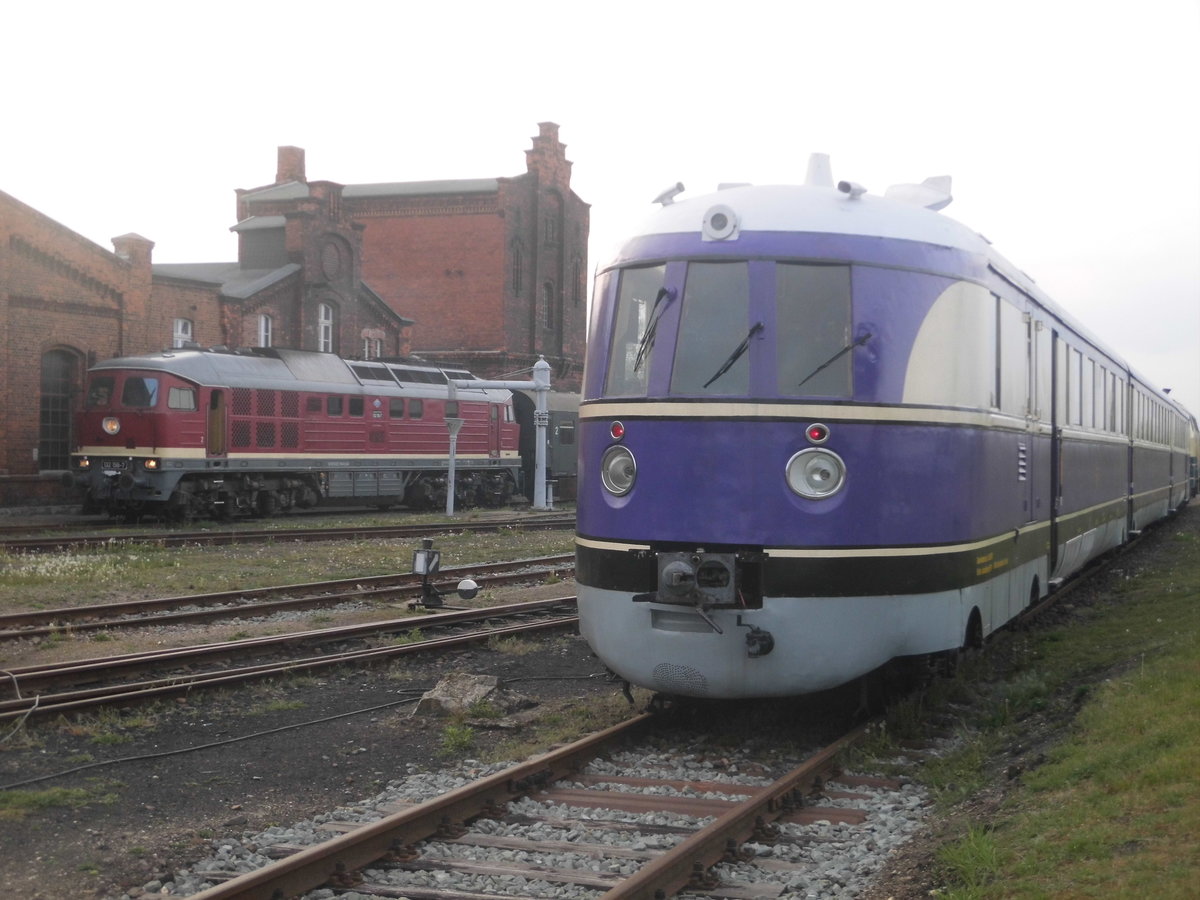 132 158 der LEG und SVT 137 234 im Bw Sta�furt am 7.5.17