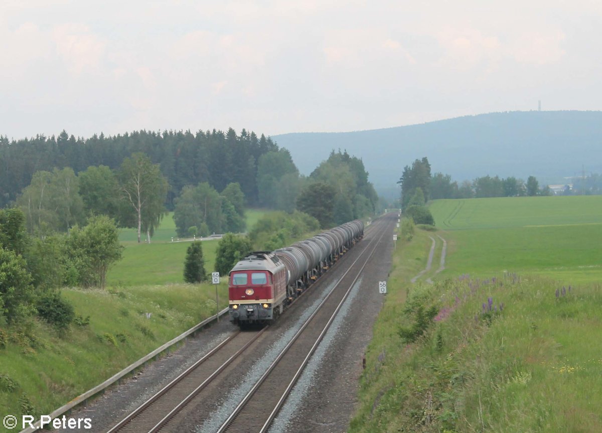 132 158 zieht bei Neudes den Kesselzug Bitterfeld - Neustadt/Donau. 16.06.20