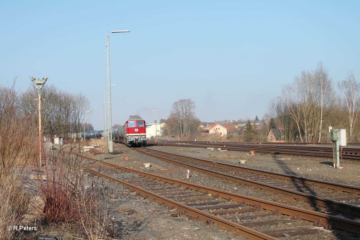 132 158 zieht nun beide Kesselzugteile aus dem Tanklager heraus in Marktredwitz. 18.03.16