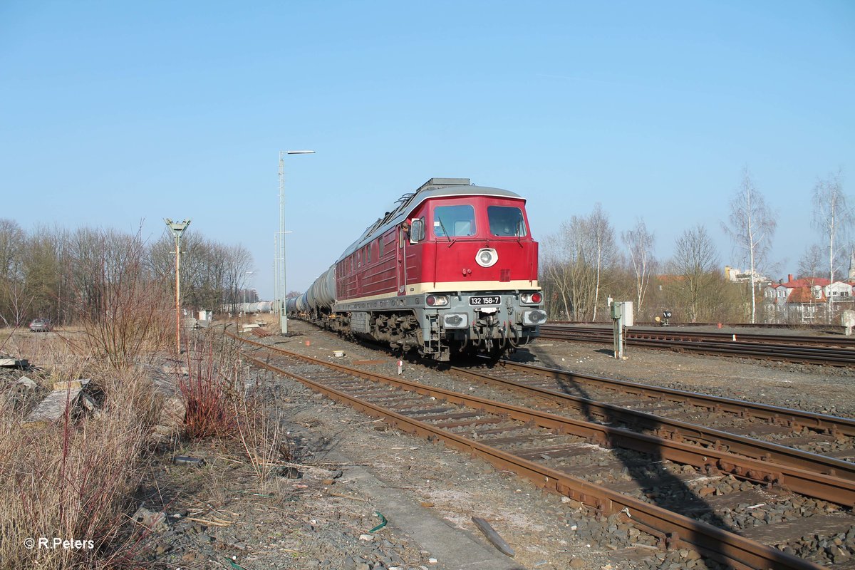 132 158 zieht nun beide Kesselzugteile aus dem Tanklager heraus in Marktredwitz. 18.03.16