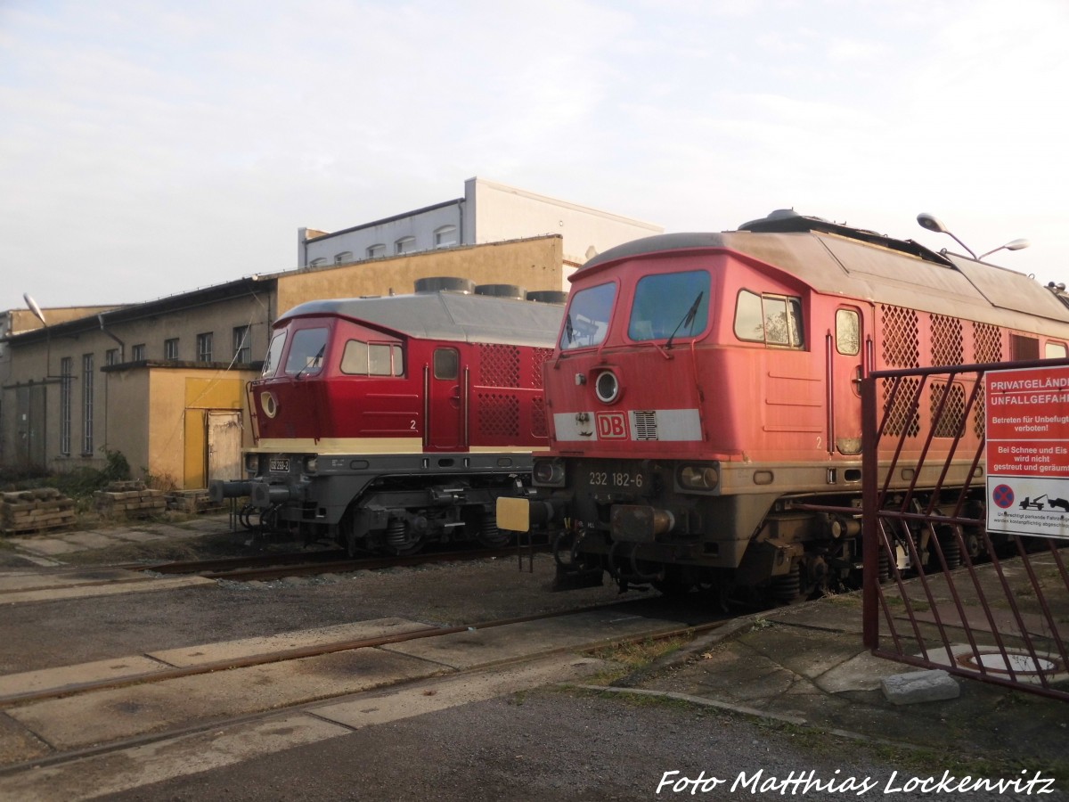 132 293 der EBS und die fast Ausgeschlachtete 232 182 abgestellt auf dem Gel�nde der LEG in Delitzsch am 15.12.15