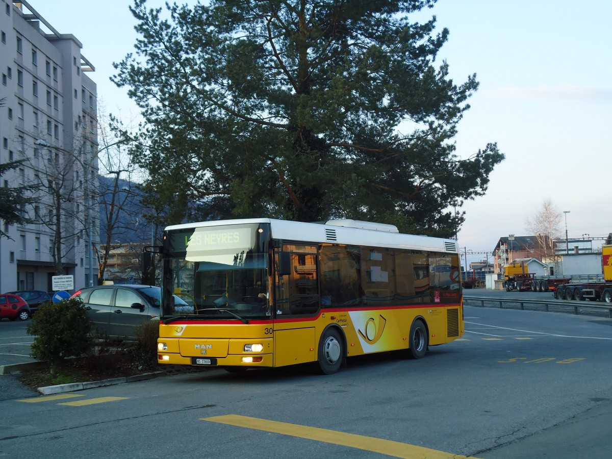 (132'405) - MOB Montreux - Nr. 30/VS 77'659 - MAN/Gppel am 22. Januar 2011 beim Bahnhof Monthey CFF