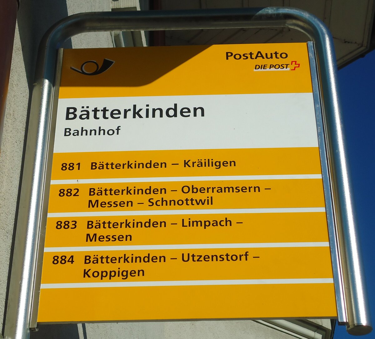 (132'449) - PostAuto-Haltestellenschild - B�tterkinden, Bahnhof - am 24. Januar 2011