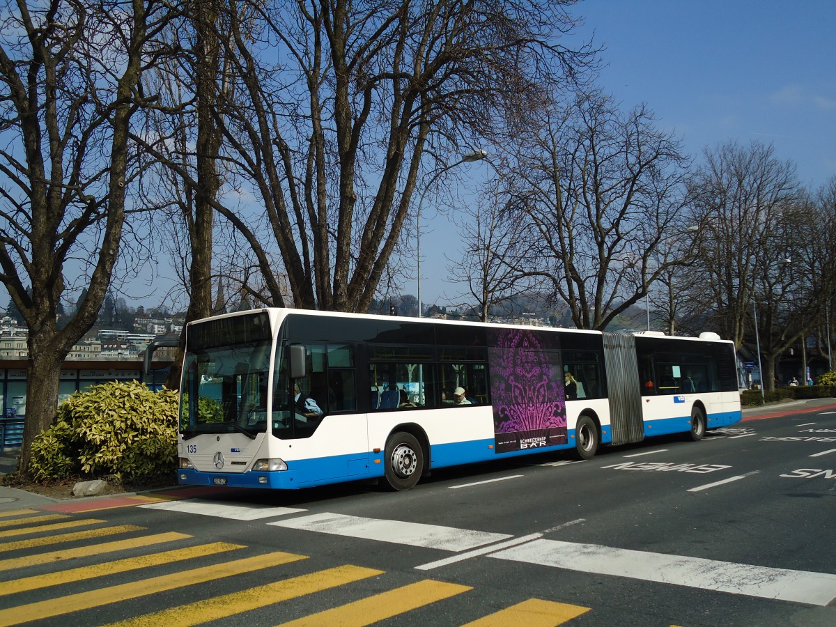 (133'018) - VBL Luzern - Nr. 135/LU 199'435 - Mercedes am 11. Mrz 2011 beim Bahnhof Luzern