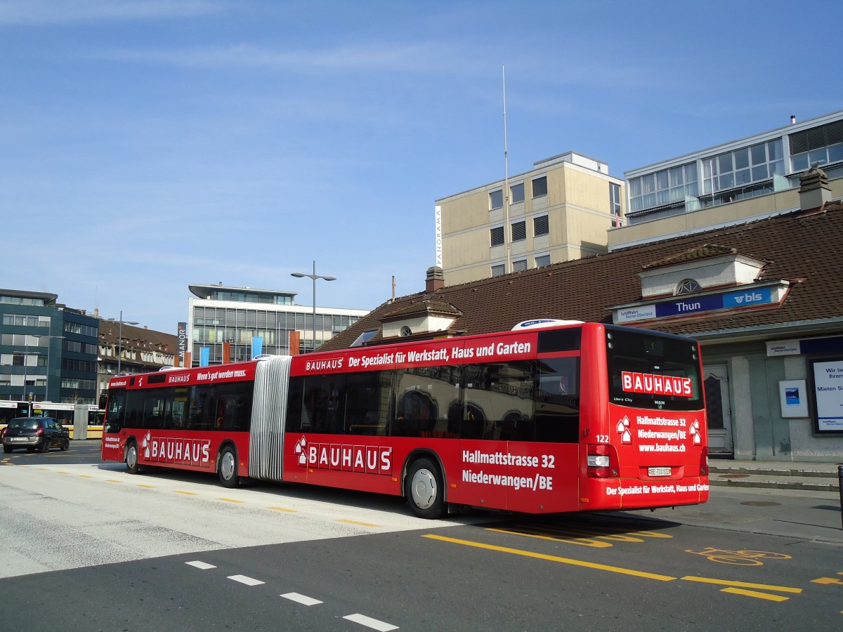 (133'066) - STI Thun - Nr. 122/BE 700'122 - MAN am 12. M�rz 2011 beim Bahnhof Thun