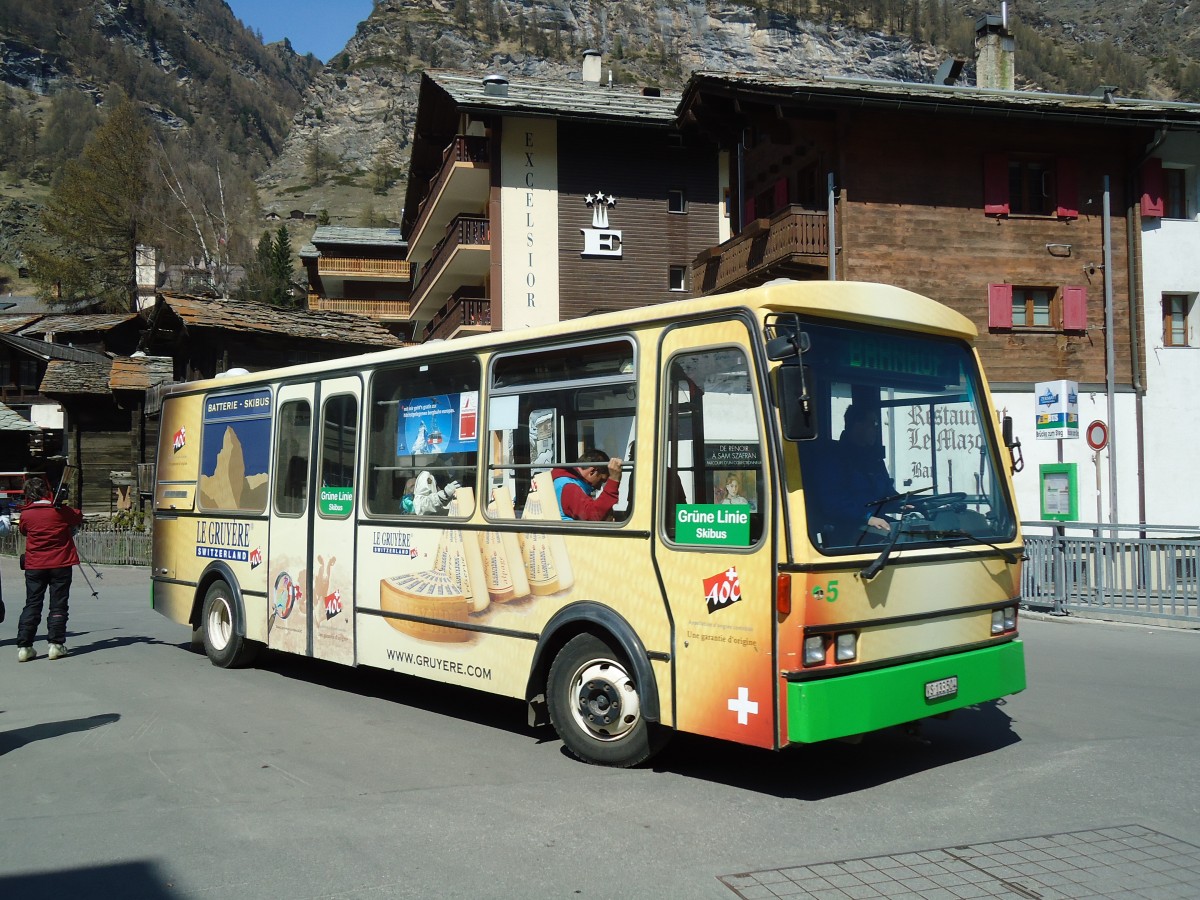 (133'369) - OBZ Zermatt - Nr. 5/VS 133'504 - Vetter (ex Nr. 1) am 22. April 2011 in Zermatt, Br�cke zum Steg