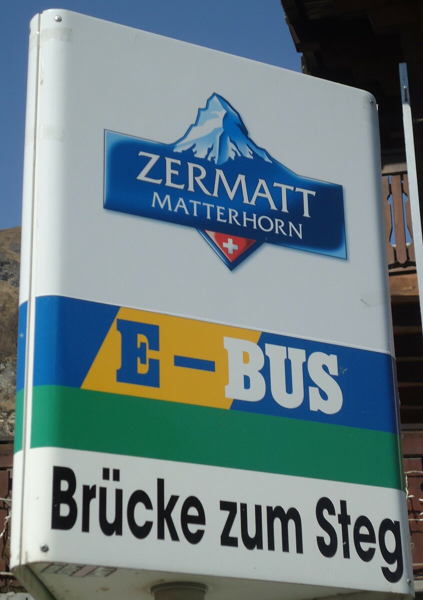 (133'370) - E-BUS-Haltestellenschild - Zermatt, Br�cke zum Steg - am 22. April 2011