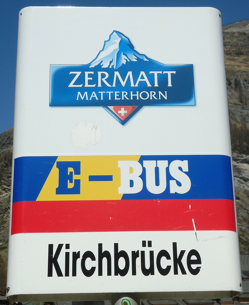 (133'371) - E-BUS-Haltestellenschild - Zermatt, Kirchbr�cke - am 22. April 2011