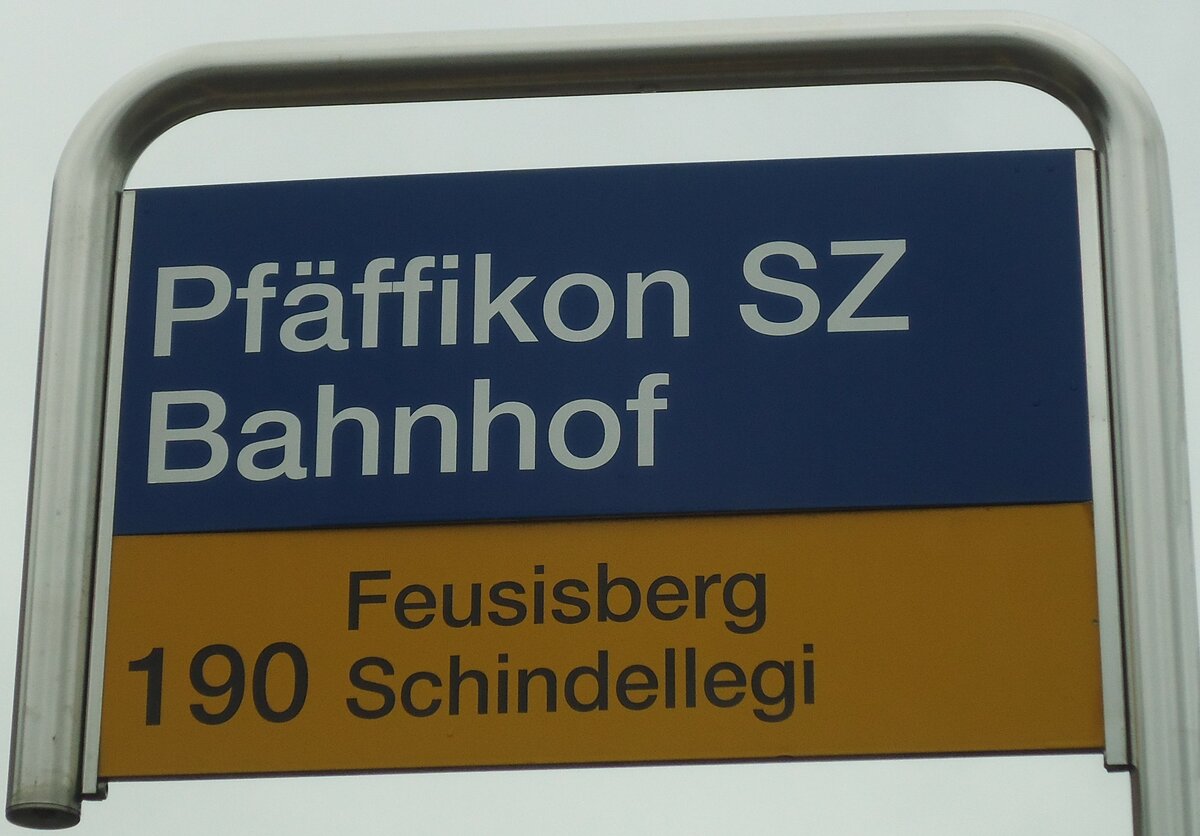 (135'824) - PostAuto-Haltestellenschild - Pf�ffikon SZ, Bahnhof - am 5. September 2011