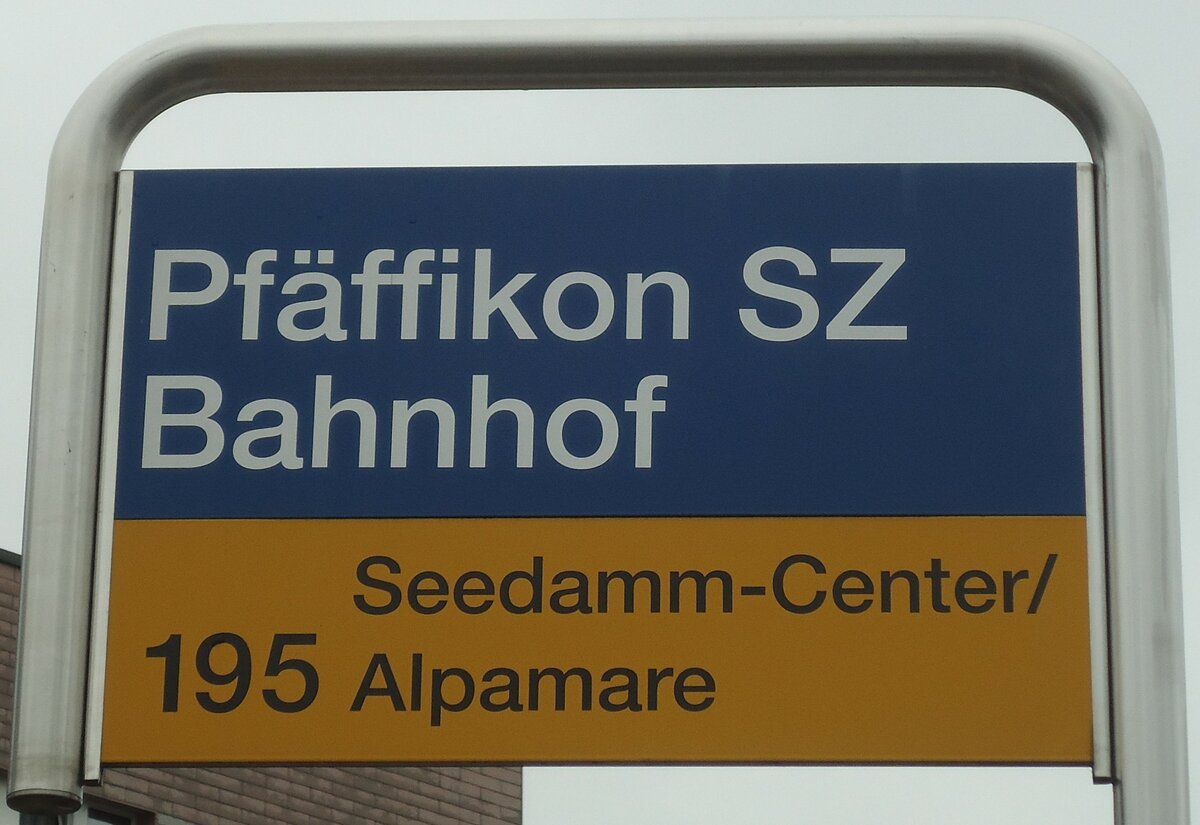(135'825) - PostAuto-Haltestellenschild - Pf�ffikon SZ, Bahnhof - am 5. September 2011