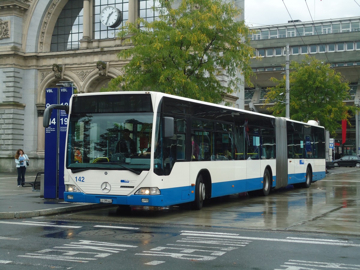 (135'845) - VBL Luzern - Nr. 142/LU 199'442 - Mercedes am 5. September 2011 beim Bahnhof Luzern