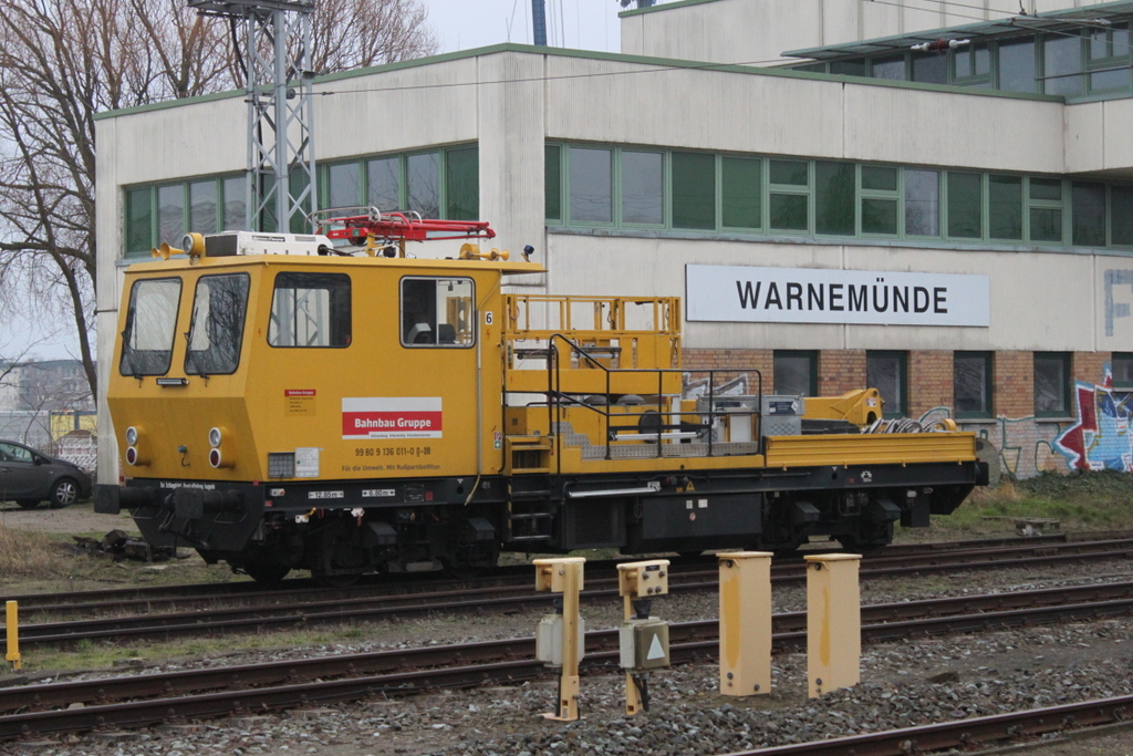 136 011-0 von der DB Bahnbau Gruppe GmbH stand am Vormittag abgestellt in Warnemünde.19.01.2019