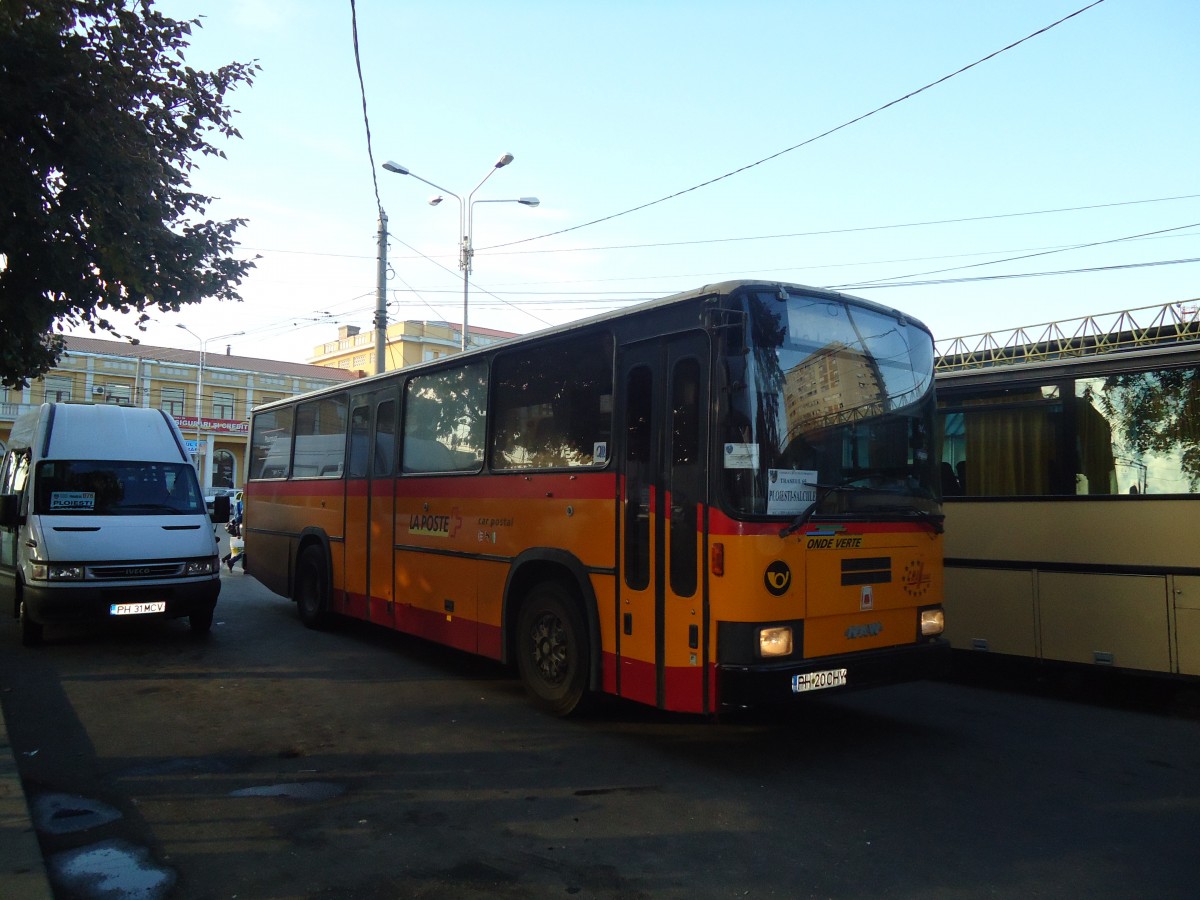 (136'385) - ??? - PH 20 CHY - NAW/R&J (ex CarPostal Ouest/CH) am 5. Oktober 2011 beim Bahnhof Ploiesti S�d