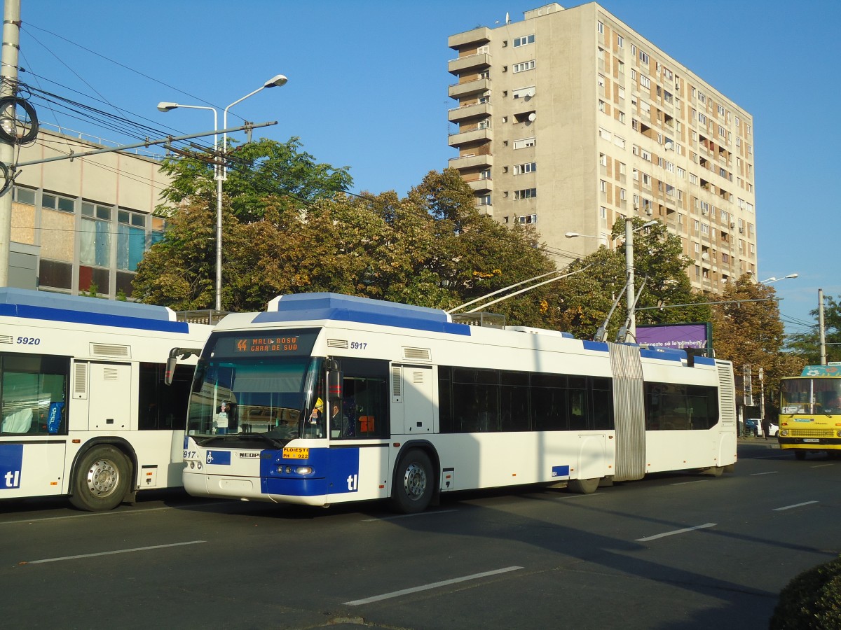 (136'388) - RATP Ploiesti - Nr. 5917/PH 922 - Neoplan Gelenkduobus (ex TL Lausanne/CH Nr. 824) am 5. Oktober 2011 beim Bahnhof Ploiesti S�d