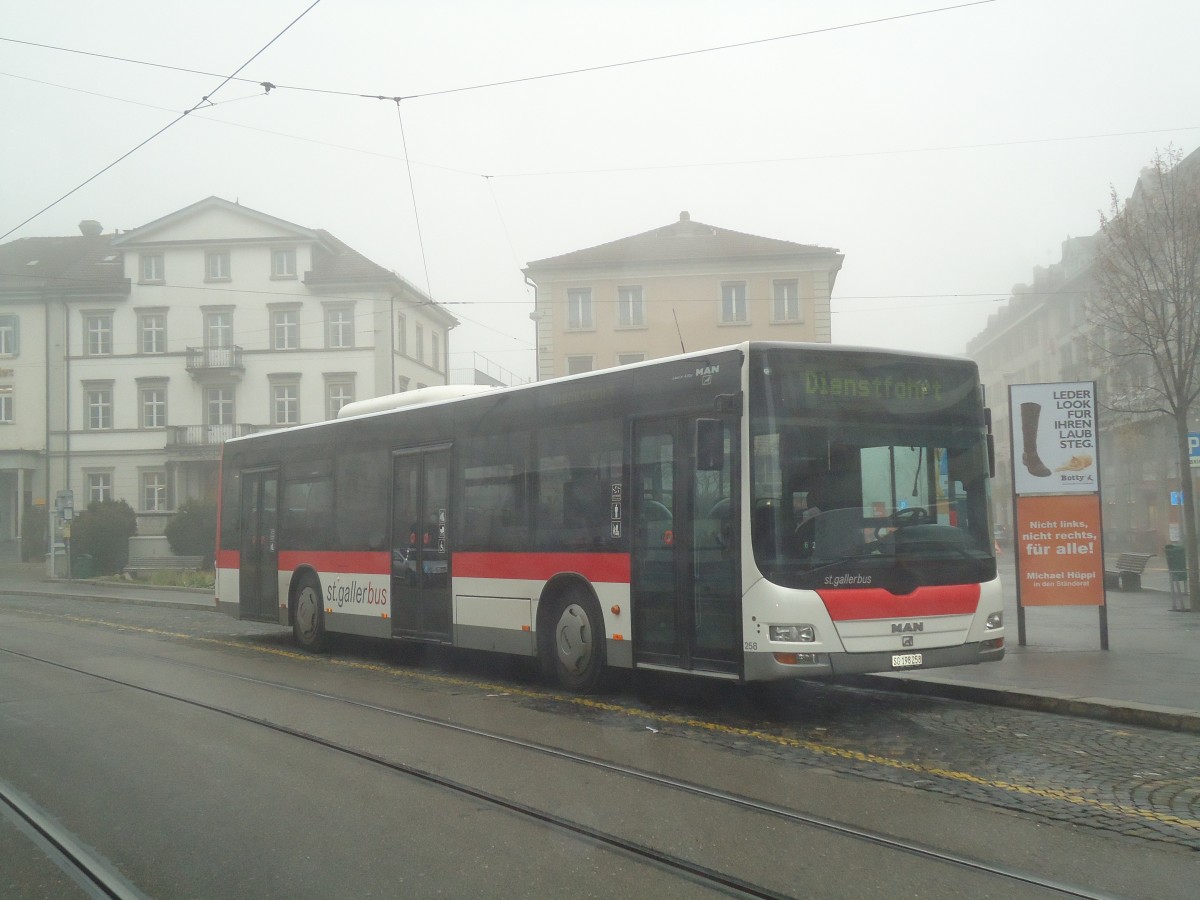 (136'904) - St. Gallerbus, St. Gallen - Nr. 258/SG 198'258 - MAN am 23. November 2011 beim Bahnhof St. Gallen