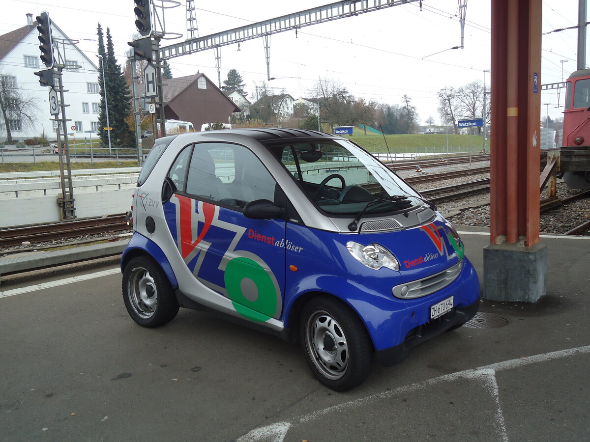 (136'932) - VZO Gr�ningen - Nr. 94/ZH 670'694 - Smart am 24. November 2011 beim Bahnhof Wetzikon