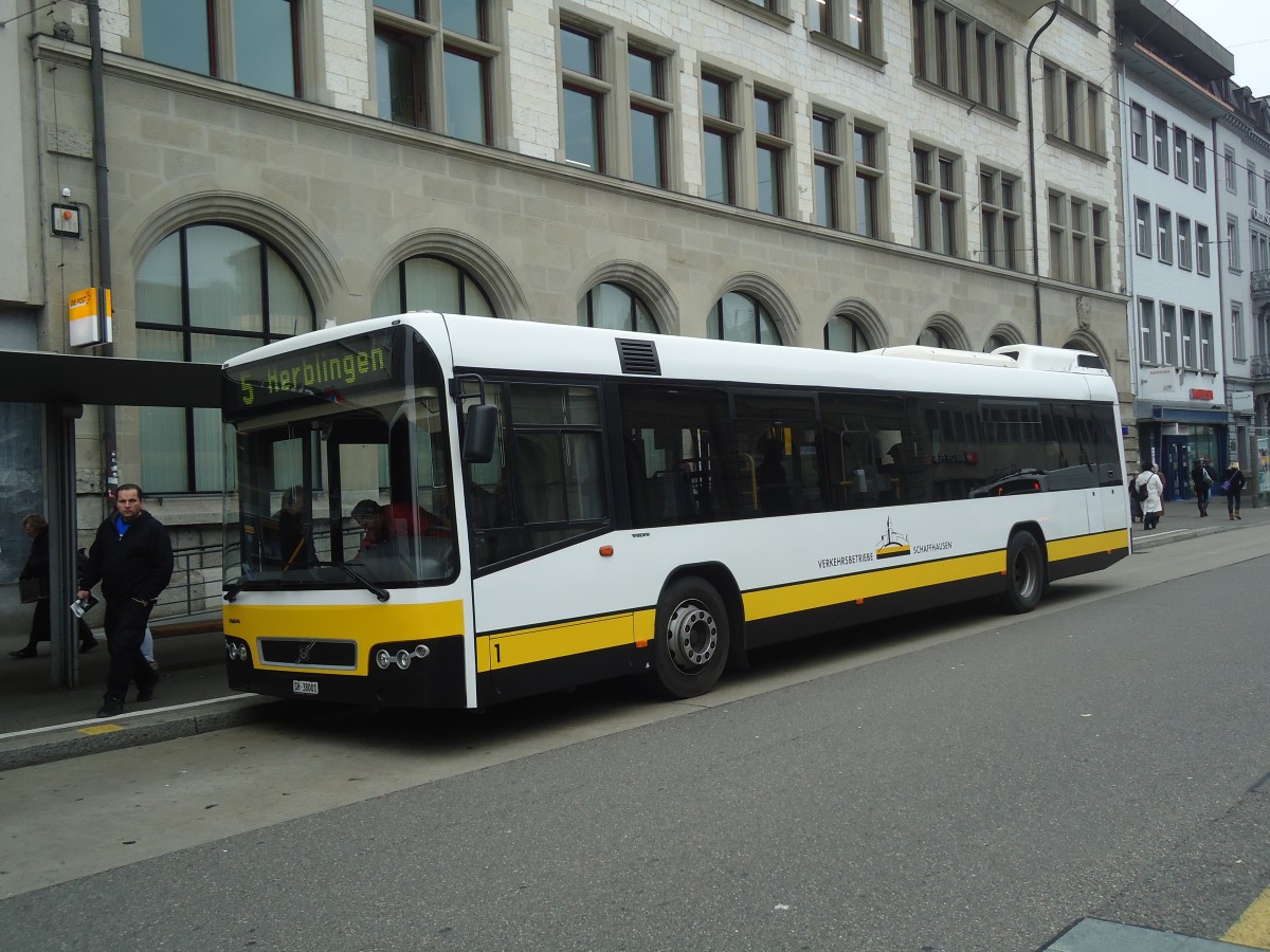 (136'974) - VBSH Schaffhausen - Nr. 1/SH 38'001 - Volvo am 24. November 2011 beim Bahnhof Schaffhausen