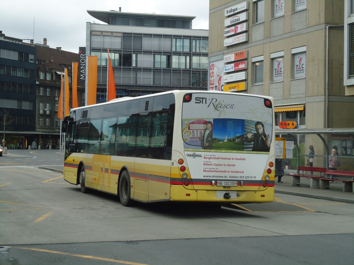 (138'421) - STI Thun - Nr. 5/BE 102'205 - Van Hool (ex Moser, Teuffenthal; ex Burri, Teuffenthal) am 5. April 2012 beim Bahnhof Thun