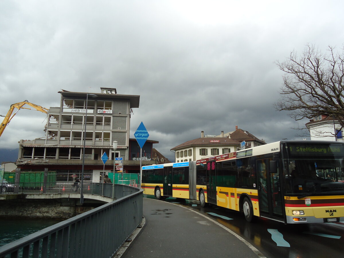 (138'550) - STI Thun - Nr. 90/BE 572'090 - MAN am 16. April 2012 in Thun, Guisanplatz (Abbruch vom Kino Rex)