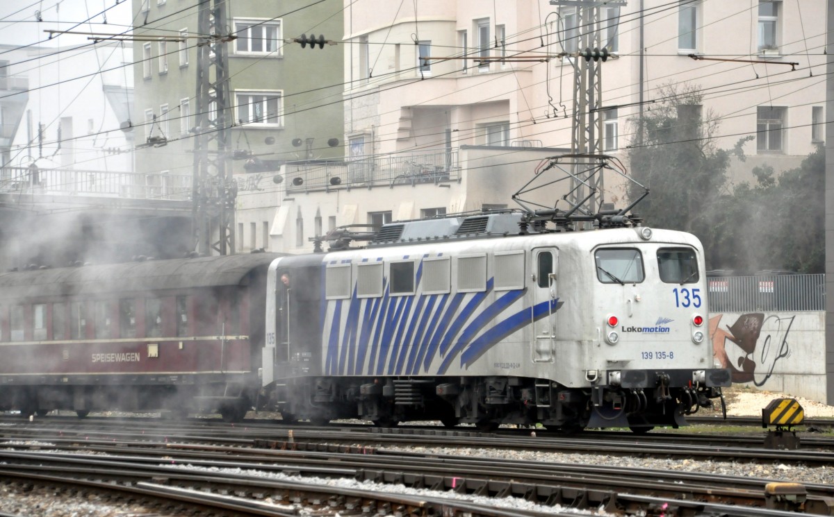139 135-8 schiebt den Sonderzug mit der 01 150 nach und wird dabei vom Lokdampf umnebelt. Ausfahrt aus Ulm am 14.12.2013.
