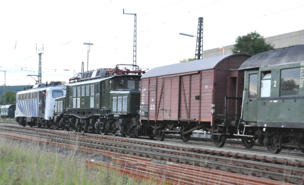 139 260-4 von Lokomotion mit Ausstellungszug und 194 278-0 in Amstetten am 12.09.2010.