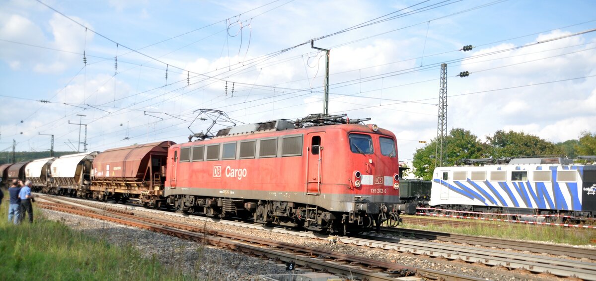 139 262-0 mit G�terzug; im Hintergrund stehen 194 279 und 139 von Lokomotion in Amstetten am 11.09.2010.