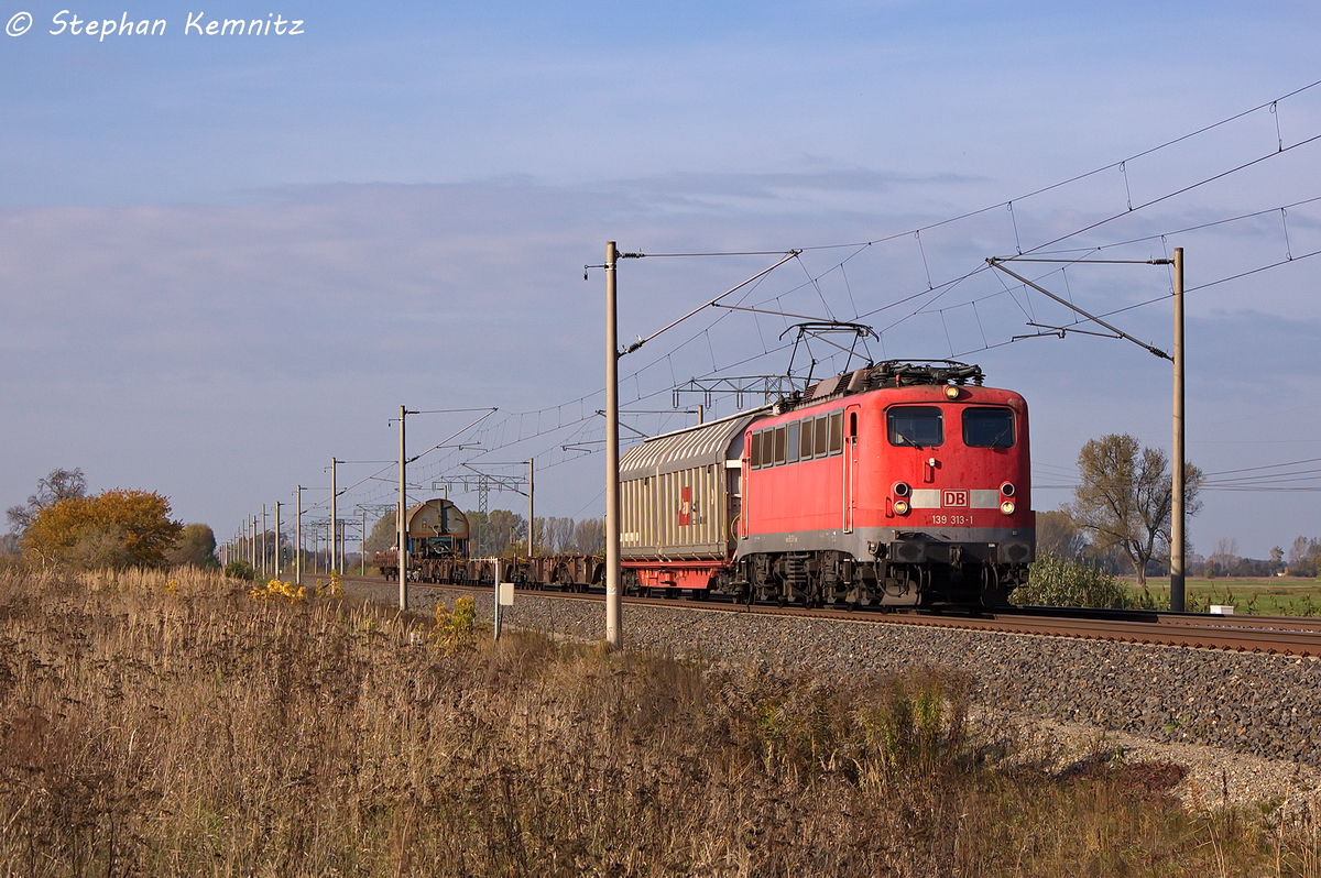 139 313-1 DB Schenker Rail Deutschland AG mit einem gemischtem Gterzug in Vietznitz und fuhr in Richtung Nauen weiter. 22.10.2013