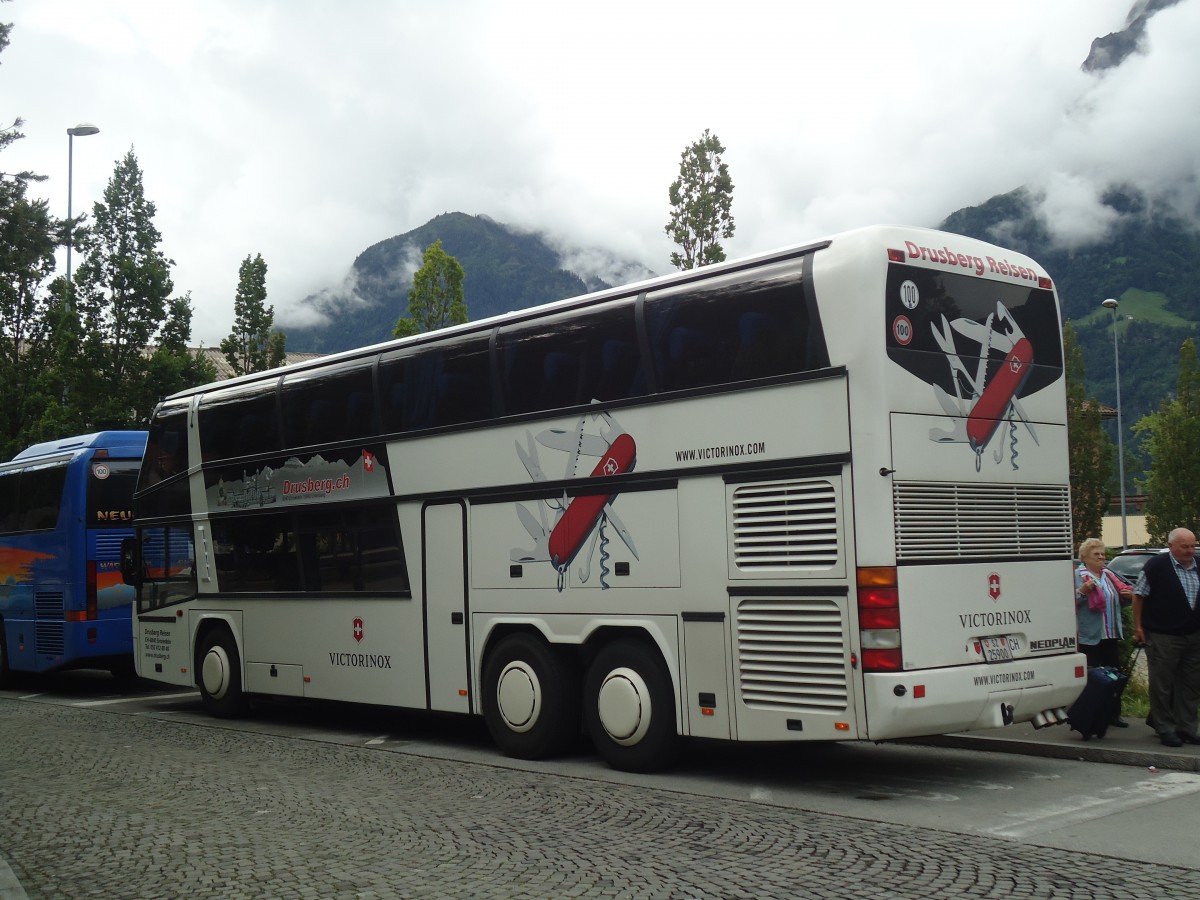 (139'411) - Schelbert, Einsiedeln - SZ 25'900 - Neoplan am 11. Juni 2012 beim Bahnhof Flelen