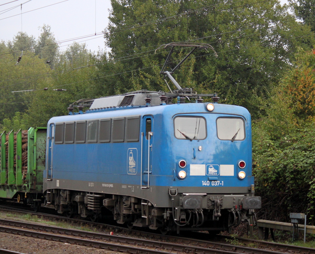 140 037-1 mit Holzzug von Rostock-Bramow nach Stendal-Niedergrne bei der Ausfahrt um 08:30 Uhr im S-Bahnhof Rostock-Bramow.21.09.2013