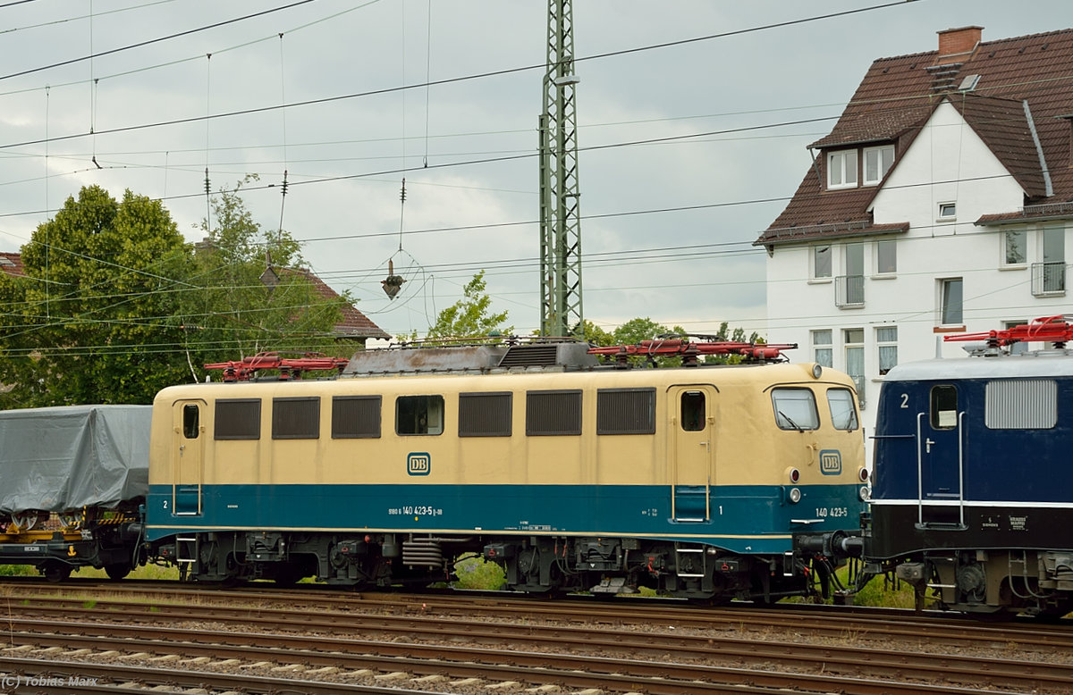 140 423 bei der Überführungsfahrt nach Koblenz bei der Einfahrt in Darmstadt-Kranichstein am 14.06.2016