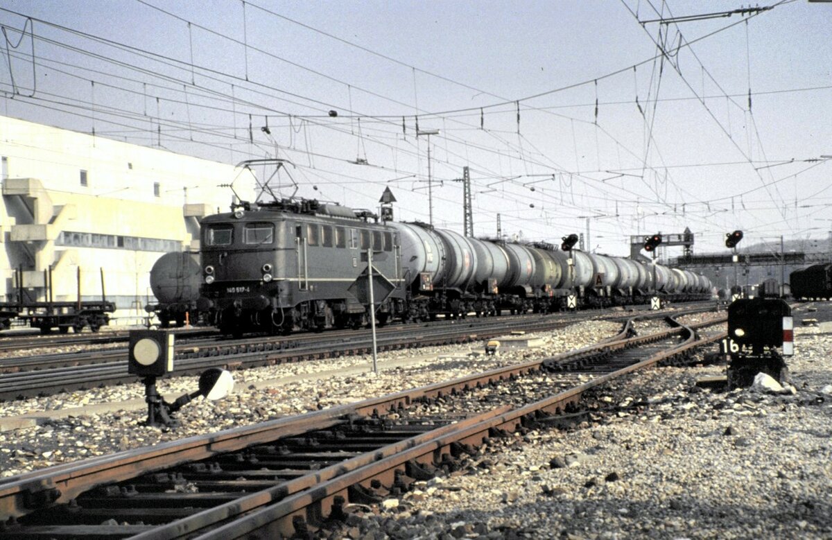 140 517-4 mit Kesselwagenganzzug in Amstetten am 14.05.1982.